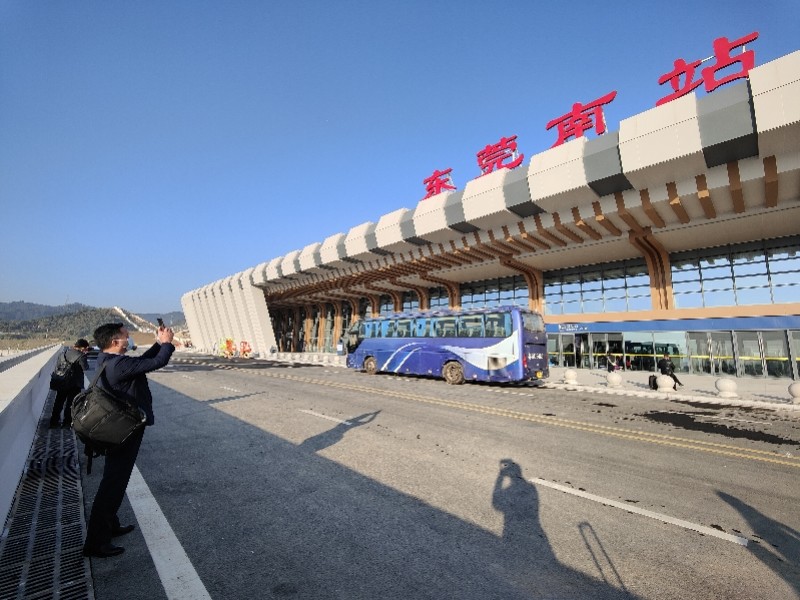 舒适车深圳站包车接送